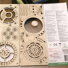 16: UGears - Calendar