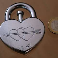 13: Huzzle Love lock